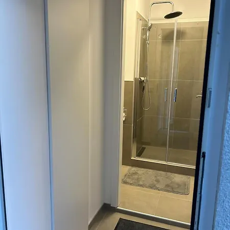 With Private Entrance Apartment *